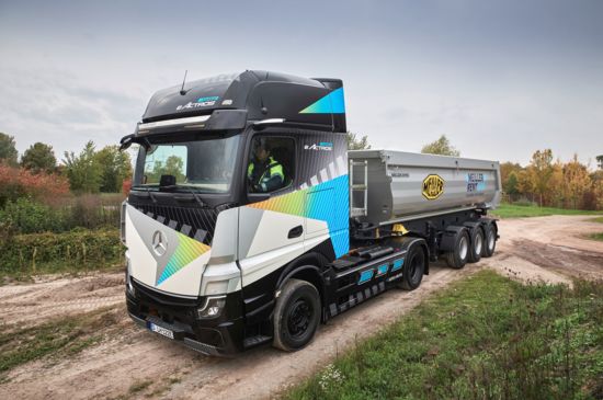 Mercedes-Benz Trucks zeigt eActros LongHaul & Arocs